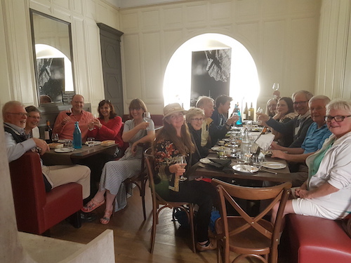 Activité pendant des cours de français à Carcassonne avec l'école Ludo Expression, au restaurant